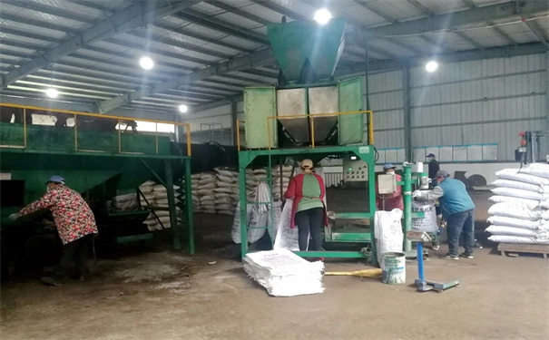 信陽市平橋區(qū)興農(nóng)肥業(yè)有限公司采購我公司肥料包裝秤